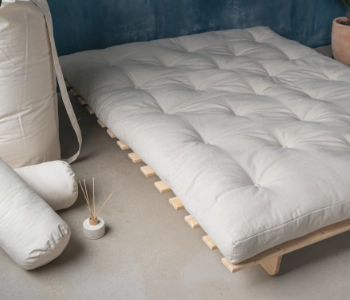 Sous un futon et sous un tatami : que poser au sol pour dormir confortablement et naturellement ?