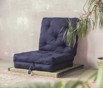 Futon au quotidien et pour les invités – comment le plier avec style pour l’intégrer au salon ?